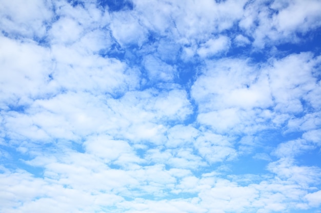 Zdjęcie błękitne niebo z chmurami z bliska