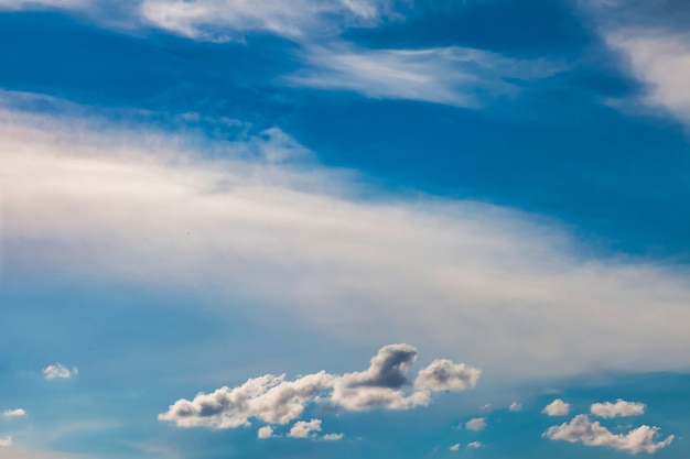 Błękitne niebo z tłem chmur cumulus. Koncepcja natury i pogody tła, atmosfery