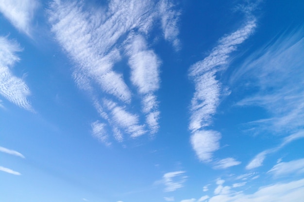 Błękitne niebo z wirującymi chmurami