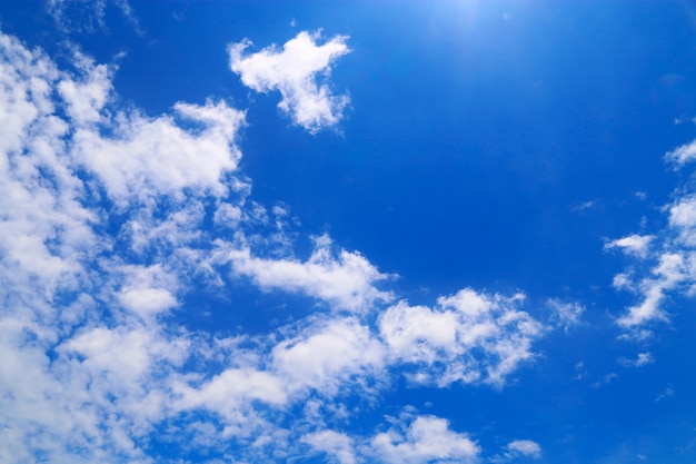 Zdjęcie błękitne niebo z zachmurzonym