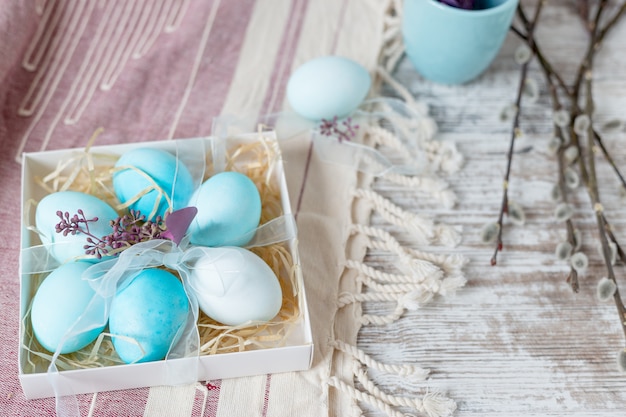 Błękitni Wielkanocni jajka na białym starym stole. Pojęcie Wielkanocy i wiosny
