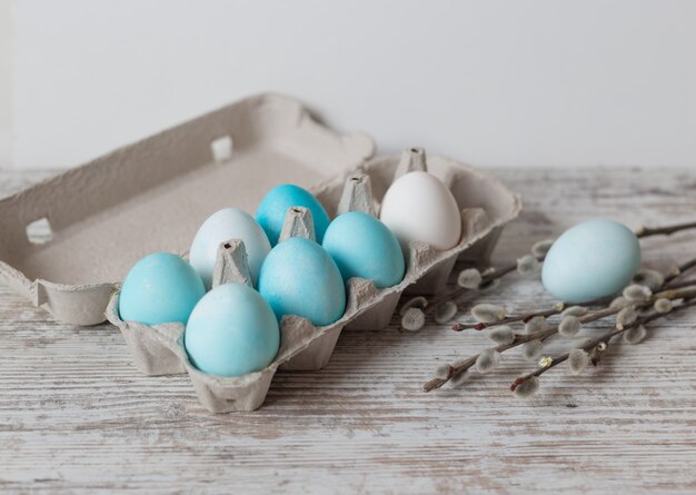 Błękitni Wielkanocni jajka na białym starym stole. Pojęcie Wielkanocy i wiosny