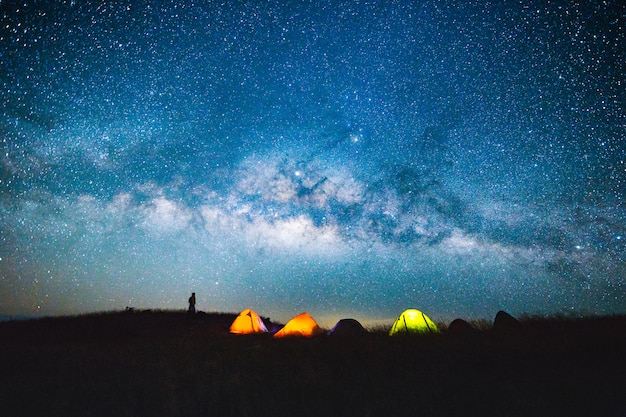 Zdjęcie błękitny ciemny nocne niebo zz gwiazdowym milky sposobu przestrzeni tłem