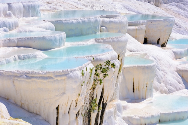 Błękitny Cyan Wodny Trawertyn Gromadzi Przy Antycznym Hierapolis, Teraz Pamukkale, Turcja