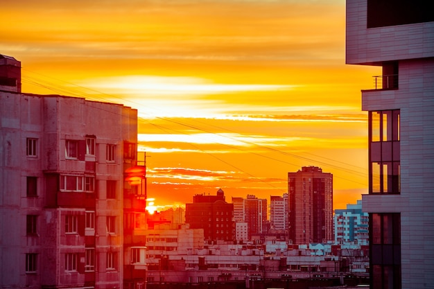 Zdjęcie błękitny i pomarańczowy niebo chmurnieje przy zmierzchem lub wschodem słońca przy miastem