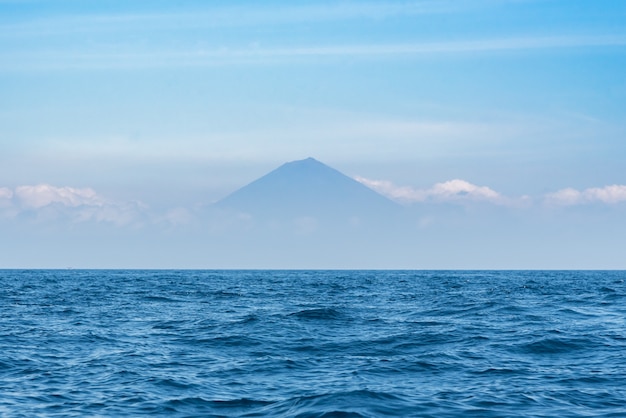 Błękitny ocean z jasnym niebem