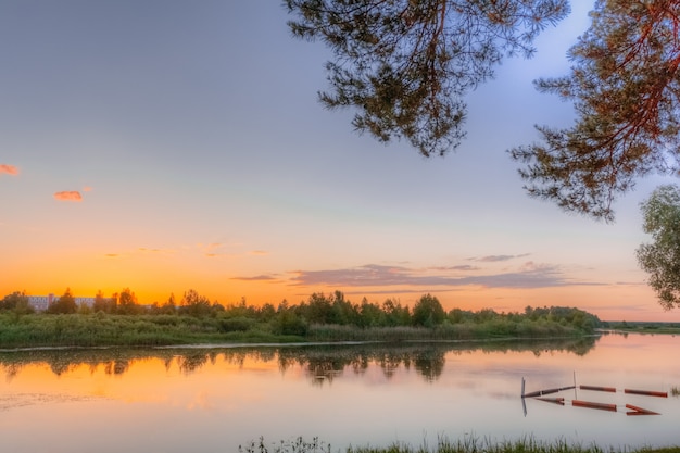 Błękitny zmierzchu niebo nad rzeką w lecie