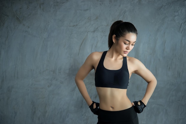Bliska azjatycka piękna sportsmenka nosić stanik sportowy na ścianie siłowniTajlandia miłość zdrowie Koncepcja treningu szczupłej kobiety