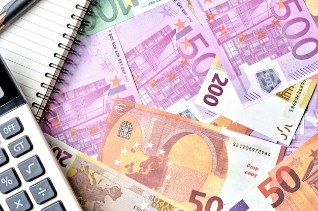 bliska Banknoty euro lub pieniądze euro. Tło gotówki euro