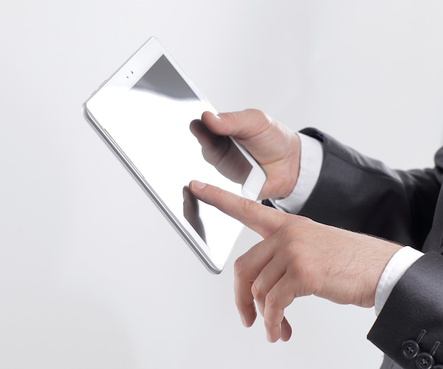 Bliska biznesmen za pomocą cyfrowego tabletu