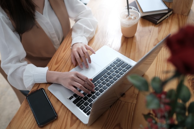 bliska bizneswoman pracuje na laptopie