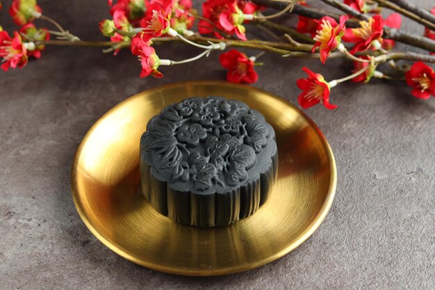 Bliska ciastka księżyc z czarnym tłem. Mooncake to tradycyjna chińska piekarnia