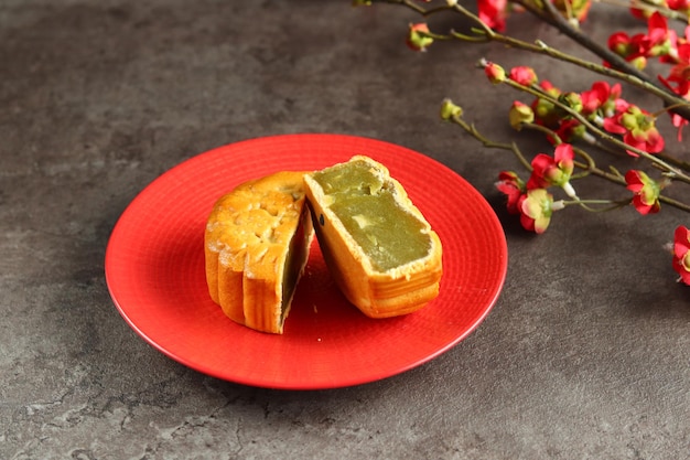 Bliska ciastka księżyc z czarnym tłem. Mooncake to tradycyjna chińska piekarnia.