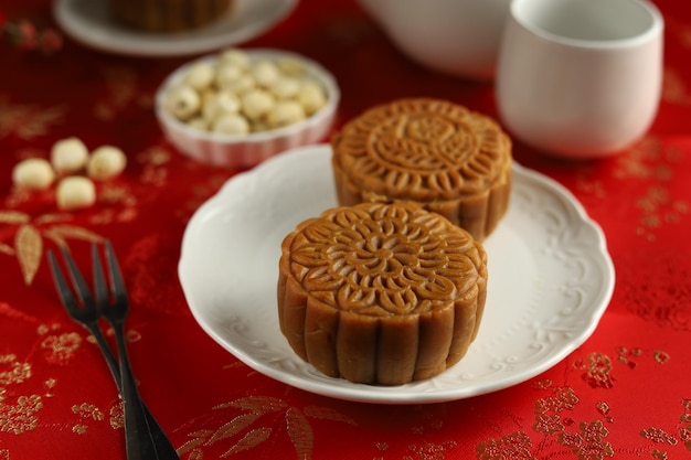 Bliska ciastka księżyc z czerwonym tłem. Mooncake to tradycyjna chińska piekarnia