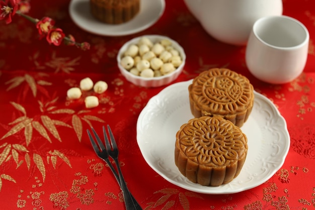 Bliska Ciastka Księżyc Z Czerwonym Tłem. Mooncake To Tradycyjna Chińska Piekarnia