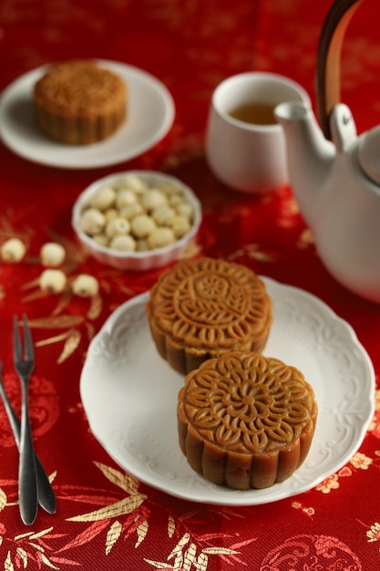 Bliska ciastka księżyc z czerwonym tłem. Mooncake to tradycyjna chińska piekarnia.