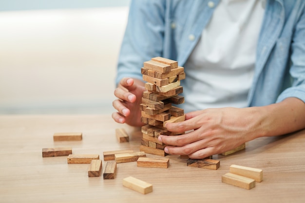 Bliska Człowiek Ręka Mężczyzna Trzyma Drewniany Blok Do Gry Jenga