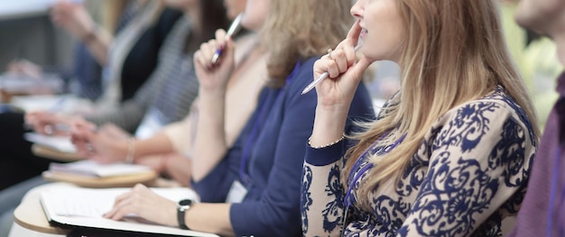 Zdjęcie bliska kobieta biznesowa siedząca w sali konferencyjnej