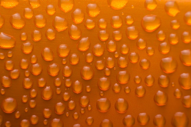 Zdjęcie bliska krople wody na pomarańczowy aluminiowy