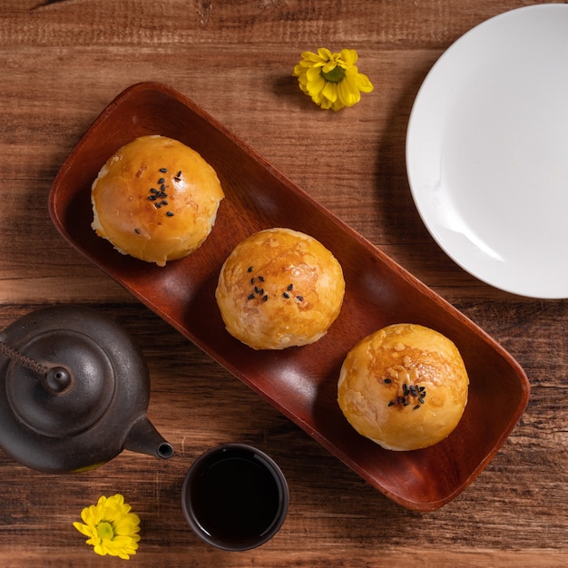 Bliska Księżycowego Ciasta żółtkowego, Mooncake Na Wakacje W Połowie Jesieni Na Drewnianym Stole W Tle