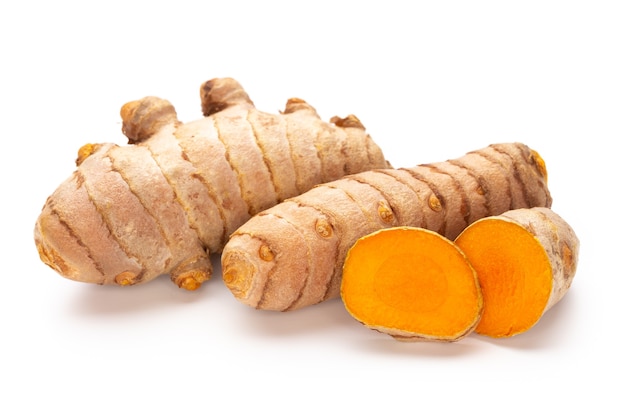 Bliska Kurkuma, Curcuma longa Linn, kłącze na białym tle.