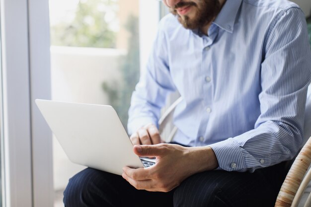 Bliska mężczyzna pracujący na laptopie pracy zdalnej