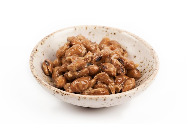 bliska Natto lub fermentowana soja w misce na białym tle. japońskie jedzenie