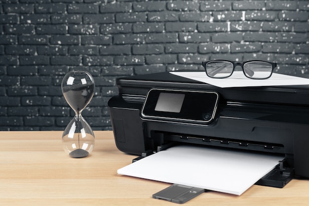 bliska nowoczesny ekran drukarki w biurze