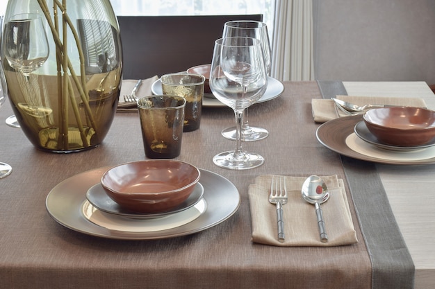 Zdjęcie bliska nowoczesny klasyczny zestaw jadalny o drewniany stół jadalny