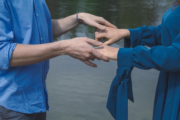 Zdjęcie bliska partnerów trzymających się za ręce zdjęcie koncepcyjne