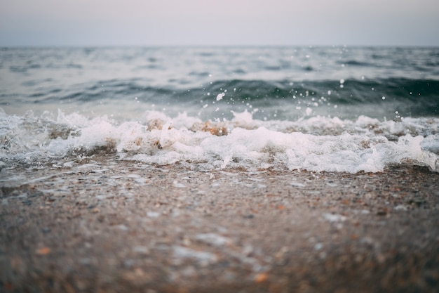 Bliska piasek z niewyraźne tło nieba morza, letni dzień, miejsce lub dla produktu.