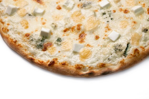 Bliska pizza z serem z czterema sortuje ser na białym tle Copyspace Widok z góry
