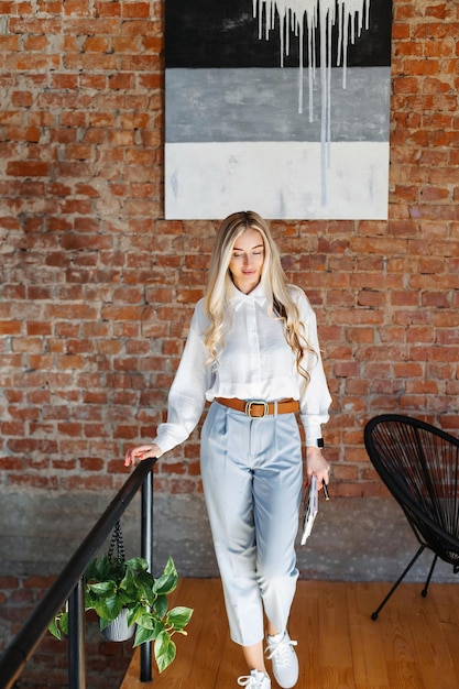 Zdjęcie bliska portret bizneswoman w biurze z ceglanym murem