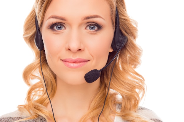 Bliska portret młodego ładnego agenta call center