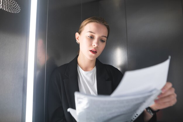 Bliska Portret Młodej Bizneswoman Rozpatrywania Dokumentów W Windzie.