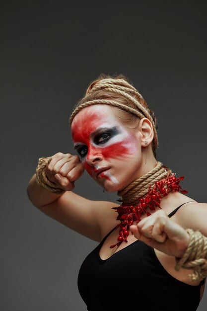 Bliska Portret Młodej Pięknej Dziewczyny Z Kolorowym Malowaniem Twarzy Halloween Profesjonalny Makijaż Szyi I Dłoni Są Owinięte Linami Ofiary Concept