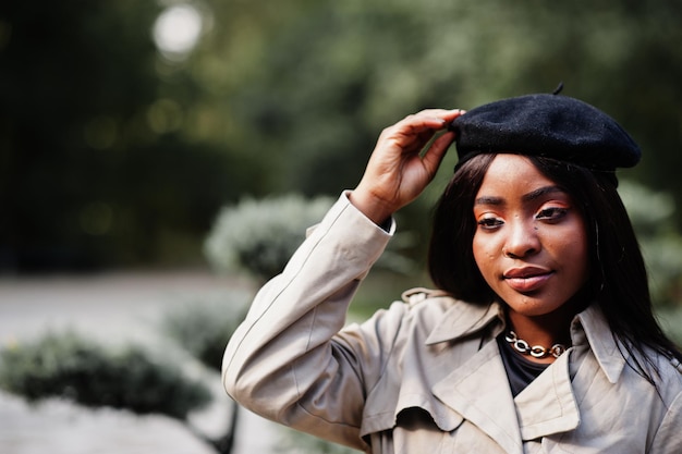 Bliska Portret Modnej African American Kobieta Nosić Beret I Płaszcz Pozowanie Na świeżym Powietrzu.