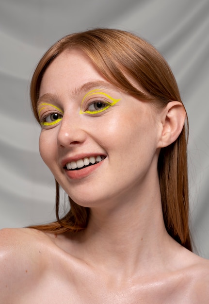 Zdjęcie bliska portret osoby noszącej wkładkę do makijażu