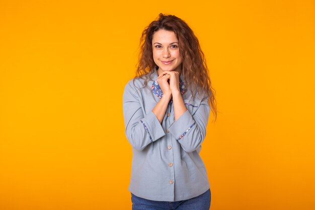 Bliska portret piękny ładny zabawny pani ubrana w wygodne ubranie na białym tle święta