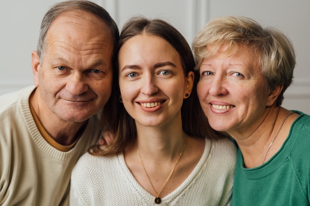 Bliska Portret Rodziny Z Starszą Starszą Kobietą, Mężczyzną I Córką Tysiącletniej.