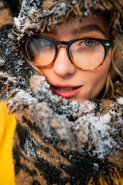 Zdjęcie bliska portret śmieszne młode hipster dziewczyny w okularach i szalik zakrywający głowę