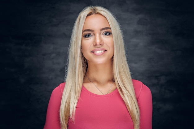 Bliska Portret Studio Uśmiechający Się Blond Kobieta W Różowej Kurtce.