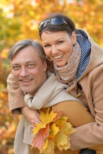 Bliska portret szczęśliwej pary pozowanie w jesiennym parku