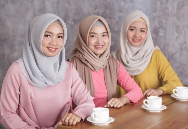 Bliska Portret Trzech Pięknych Muzułmańskich Kobiet O Czas Kawy Razem