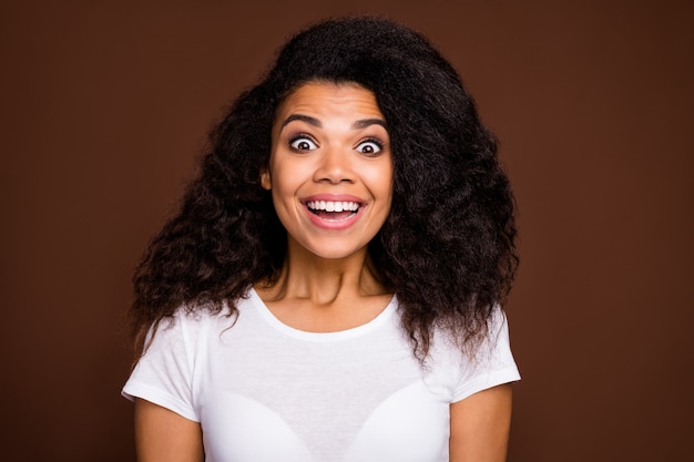 Bliska Portret Zaskoczony Afro American Girl Słyszy Wspaniały Czarny Piątek Wiadomości Krzyczeć Niewiarygodne Nieoczekiwane Nosić Dobry Wygląd.