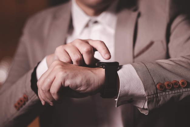 Bliska ręka biznesmena z inteligentnym zegarkiem Koncepcja technologii dla biznesu