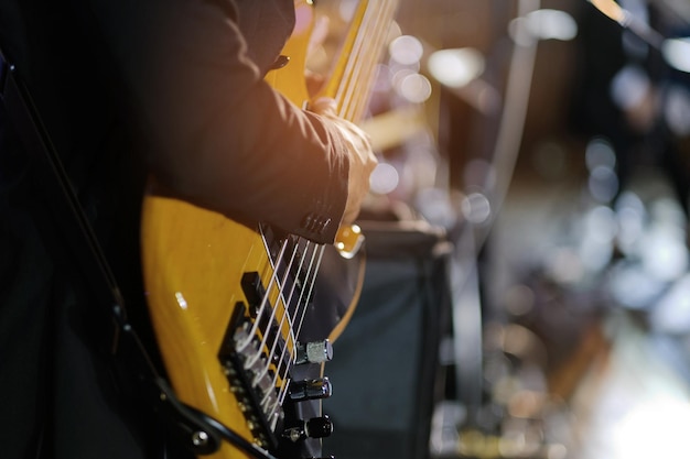 bliska ręka grająca na gitarze musical