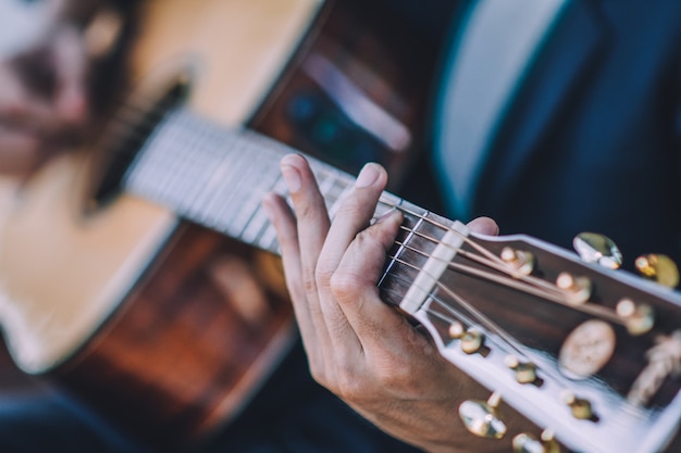 Bliska ręka grająca na gitarze