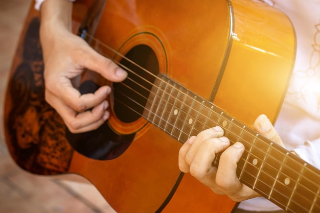 Bliska Ręka Ludzi Grających Na Gitarze Na Gitarze Akustycznej Selektywne Skupienie