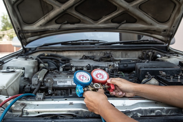 Bliska Ręka Mechanika Za Pomocą Kolektora Do Napełniania Klimatyzatorów Samochodowych.